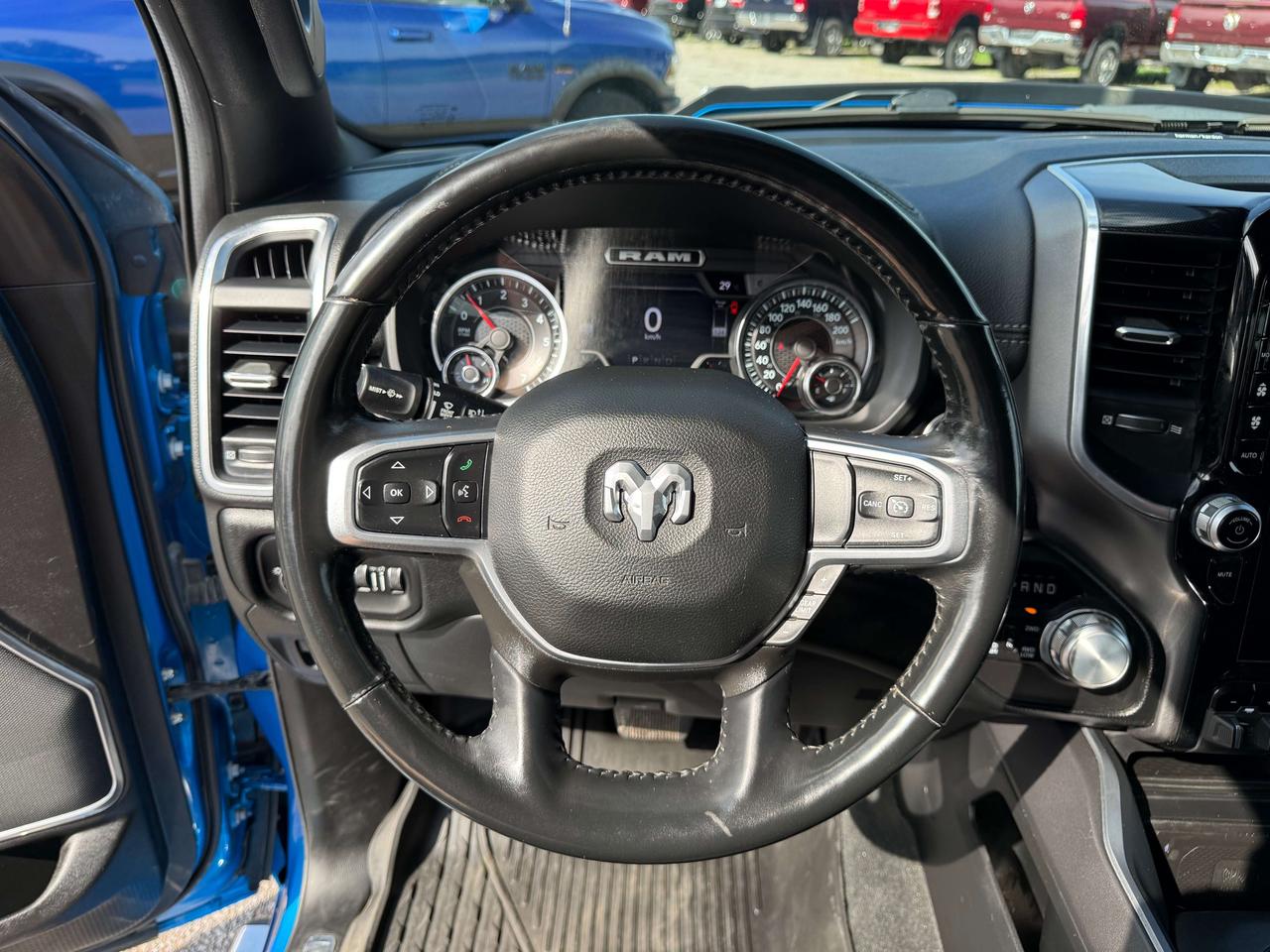 2022 RAM 1500 Laramie - pano sunroof - htd/vntd leather Photo4