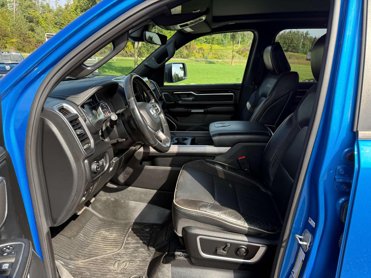2022 RAM 1500 Laramie - pano sunroof - htd/vntd leather Photo2