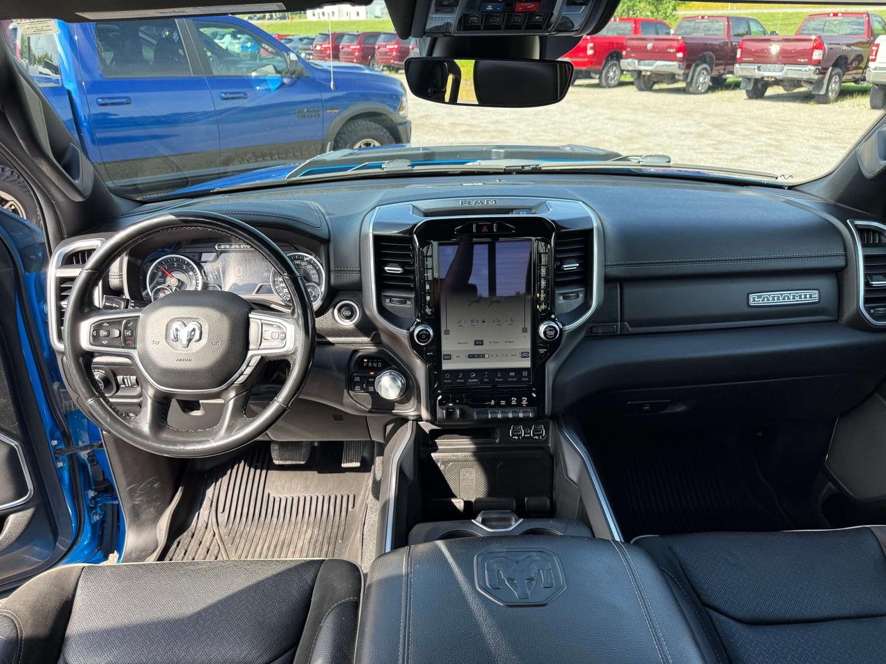 2022 RAM 1500 Laramie - pano sunroof - htd/vntd leather Photo