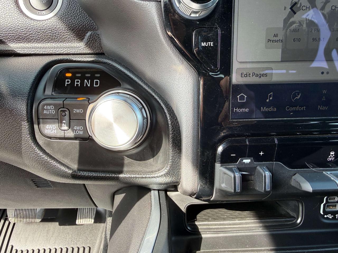 2022 RAM 1500 Laramie - pano sunroof - htd/vntd leather Photo