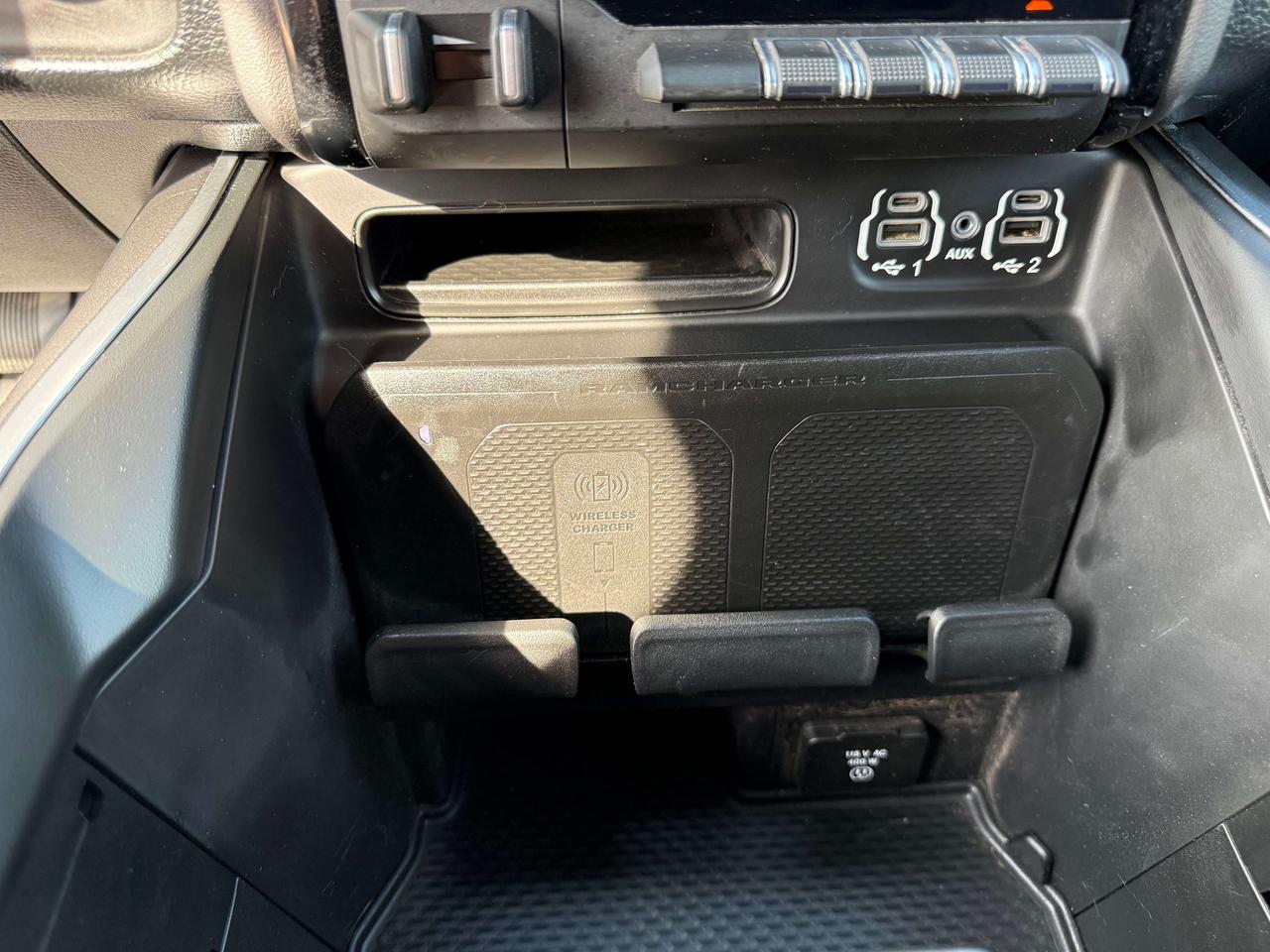 2022 RAM 1500 Laramie - pano sunroof - htd/vntd leather Photo