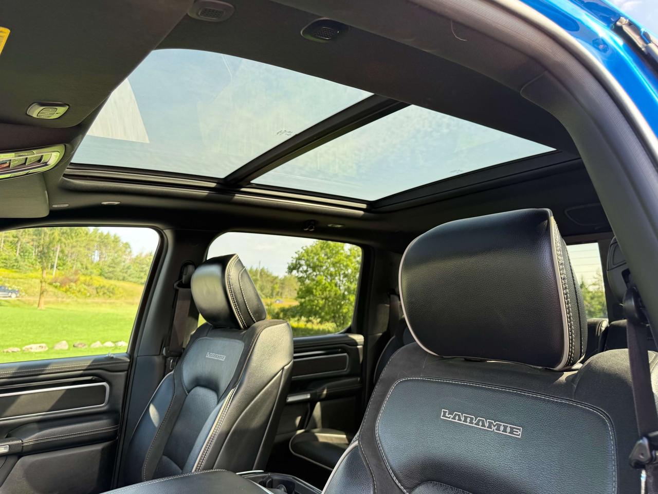 2022 RAM 1500 Laramie - pano sunroof - htd/vntd leather Photo