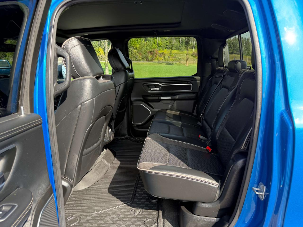 2022 RAM 1500 Laramie - pano sunroof - htd/vntd leather Photo