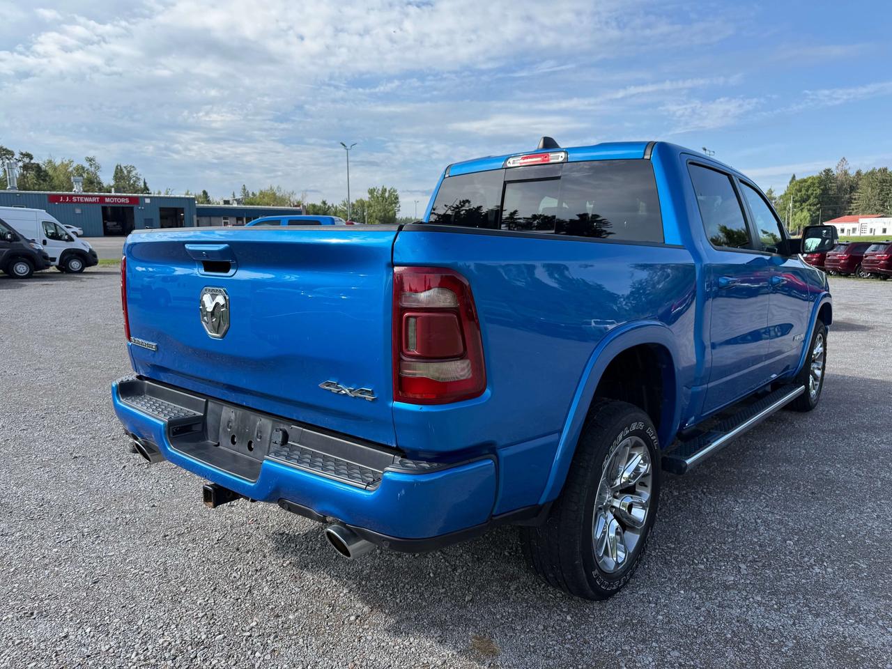 2022 RAM 1500 Laramie - pano sunroof - htd/vntd leather Photo