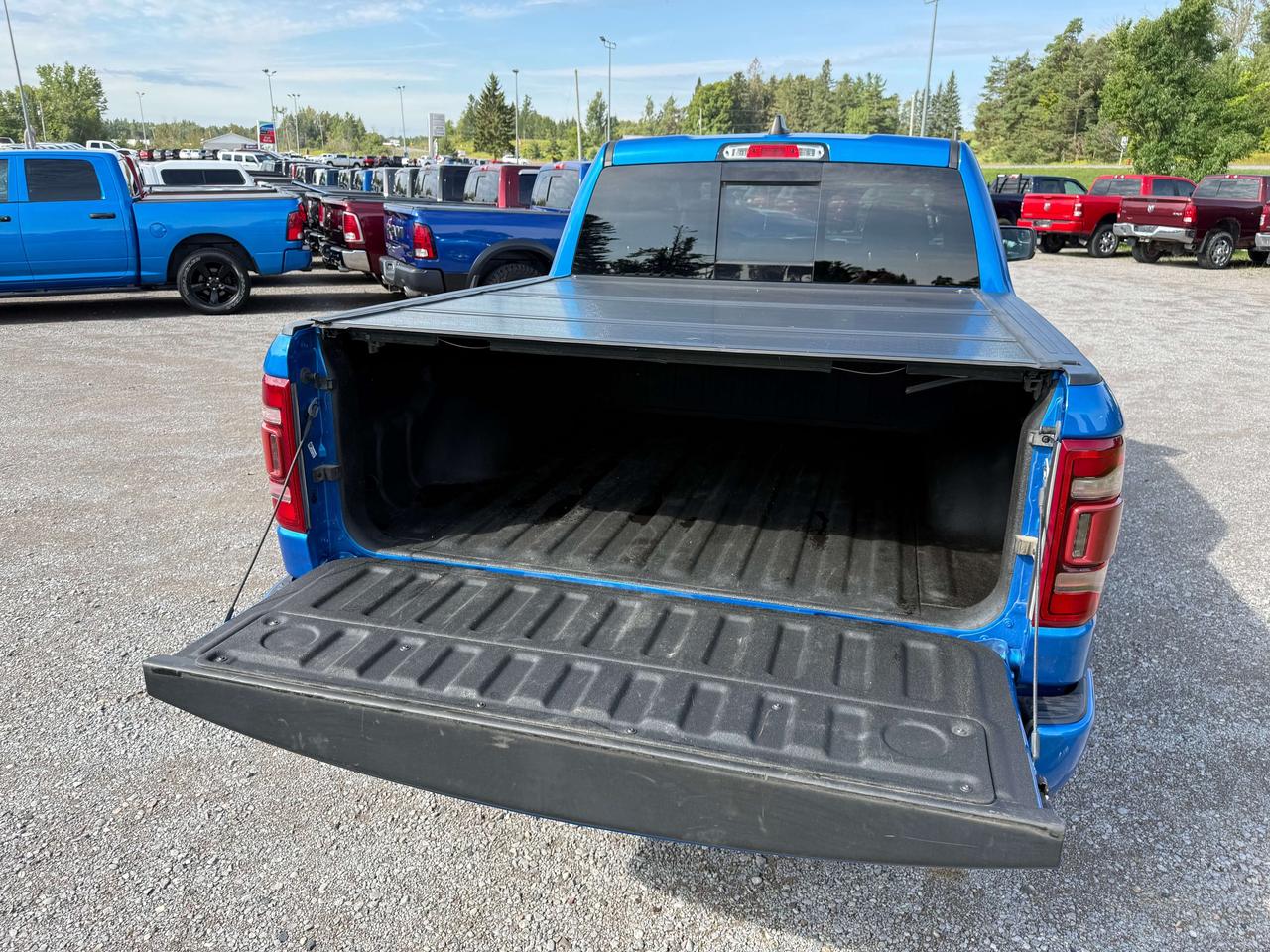 2022 RAM 1500 Laramie - pano sunroof - htd/vntd leather Photo