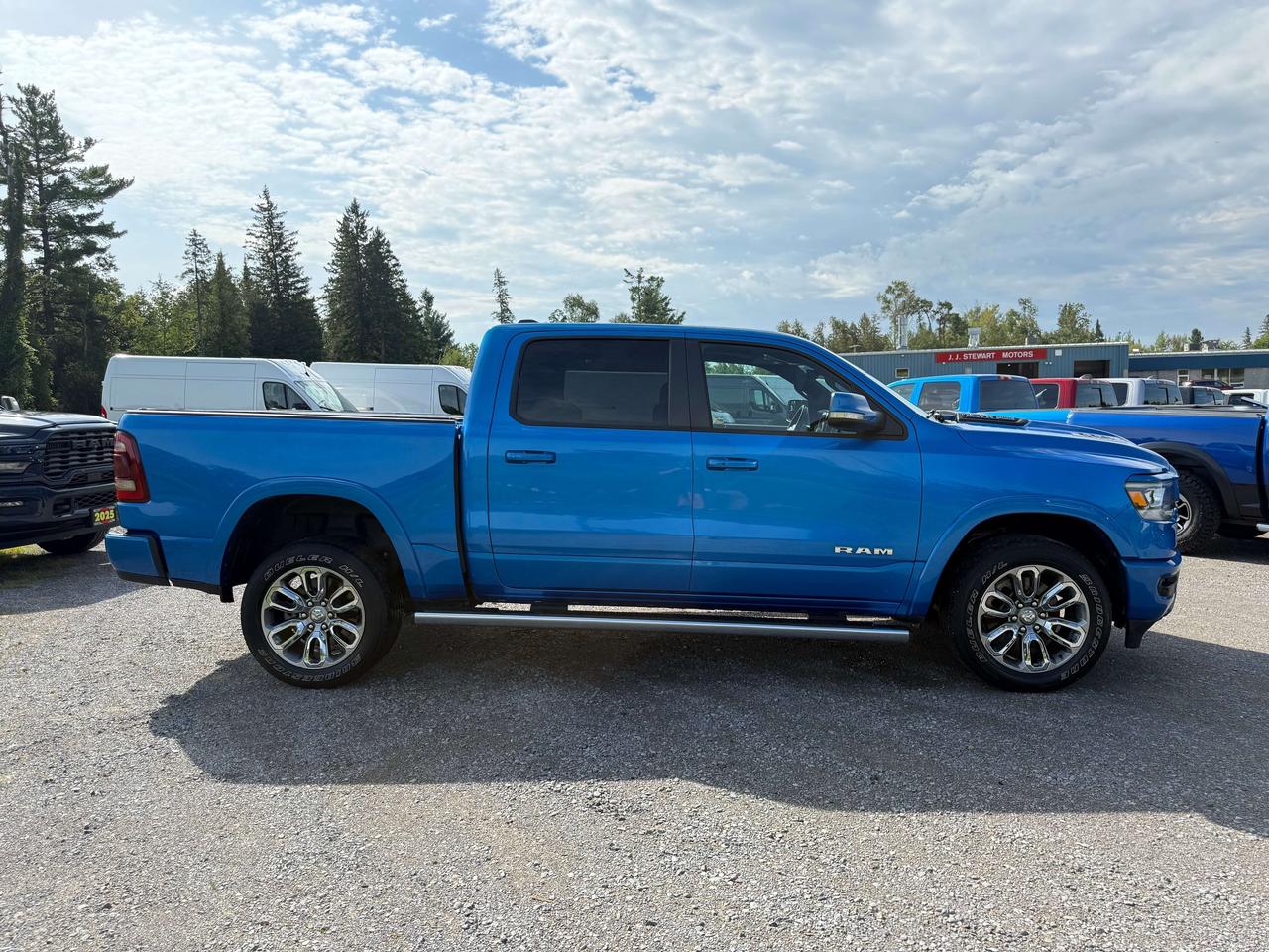 2022 RAM 1500 Laramie - pano sunroof - htd/vntd leather Photo