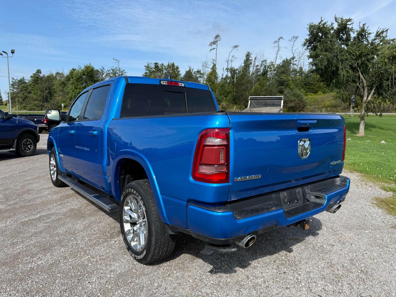 2022 RAM 1500 Laramie - pano sunroof - htd/vntd leather Photo
