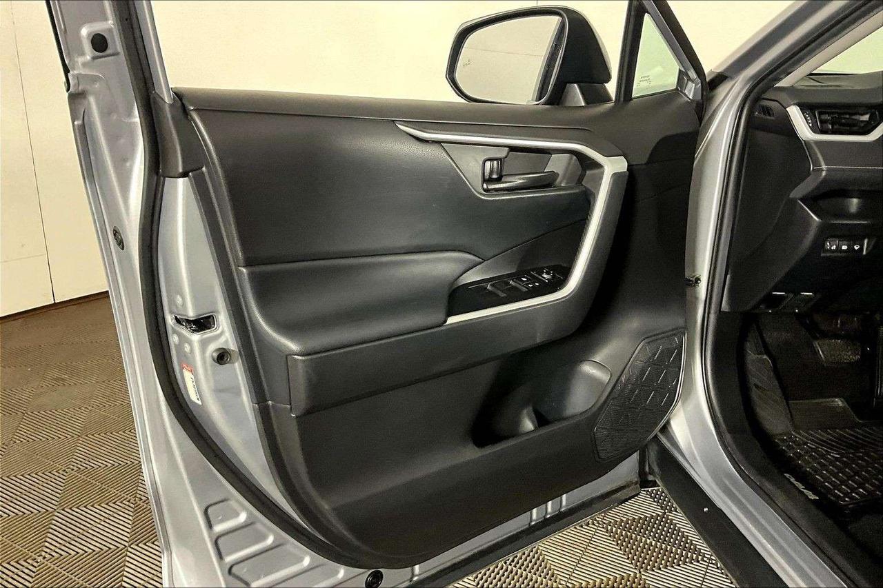 2021 Toyota RAV4 LE AWD Photo