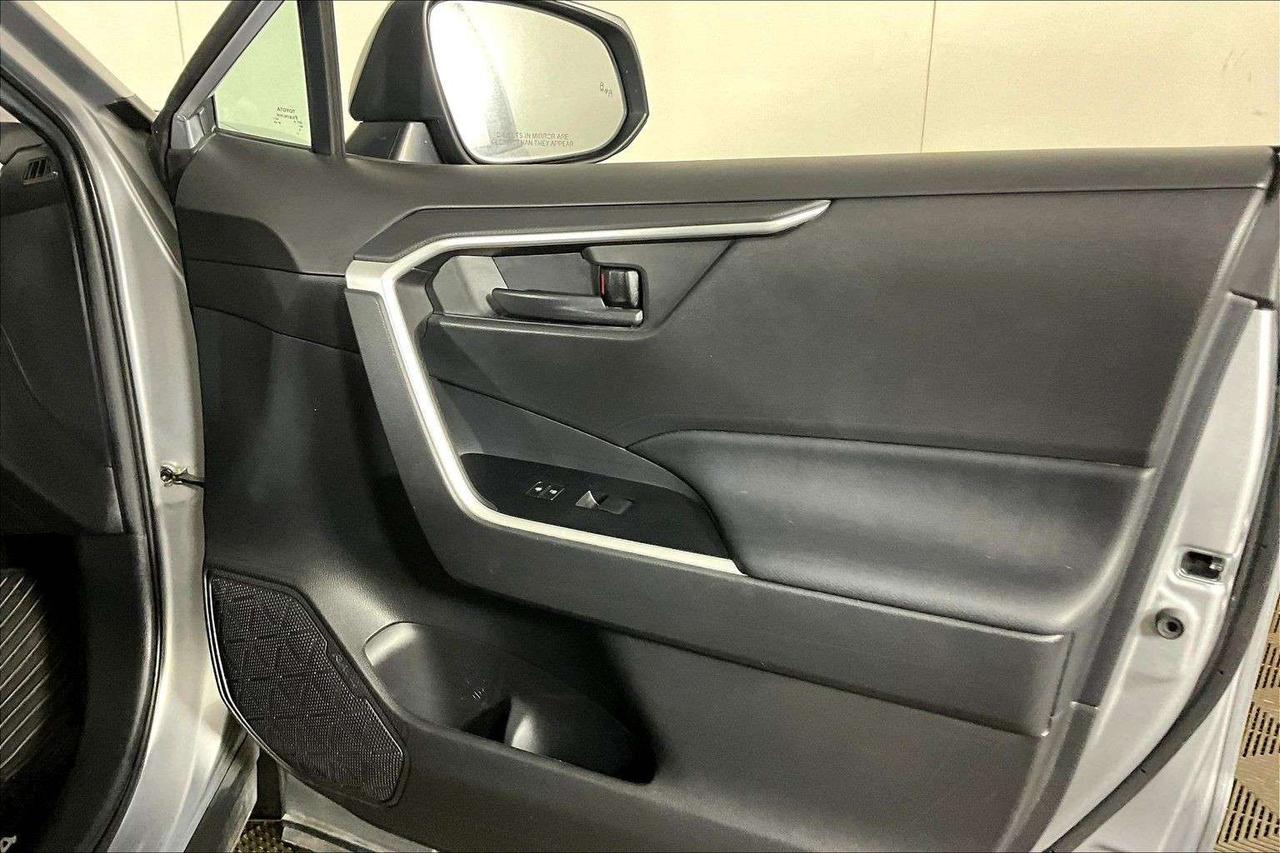2021 Toyota RAV4 LE AWD Photo