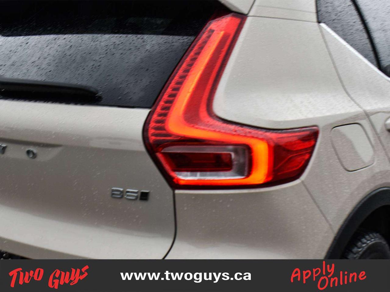 2025 Volvo XC40 Ultra Bright Theme AWD Leather Photo