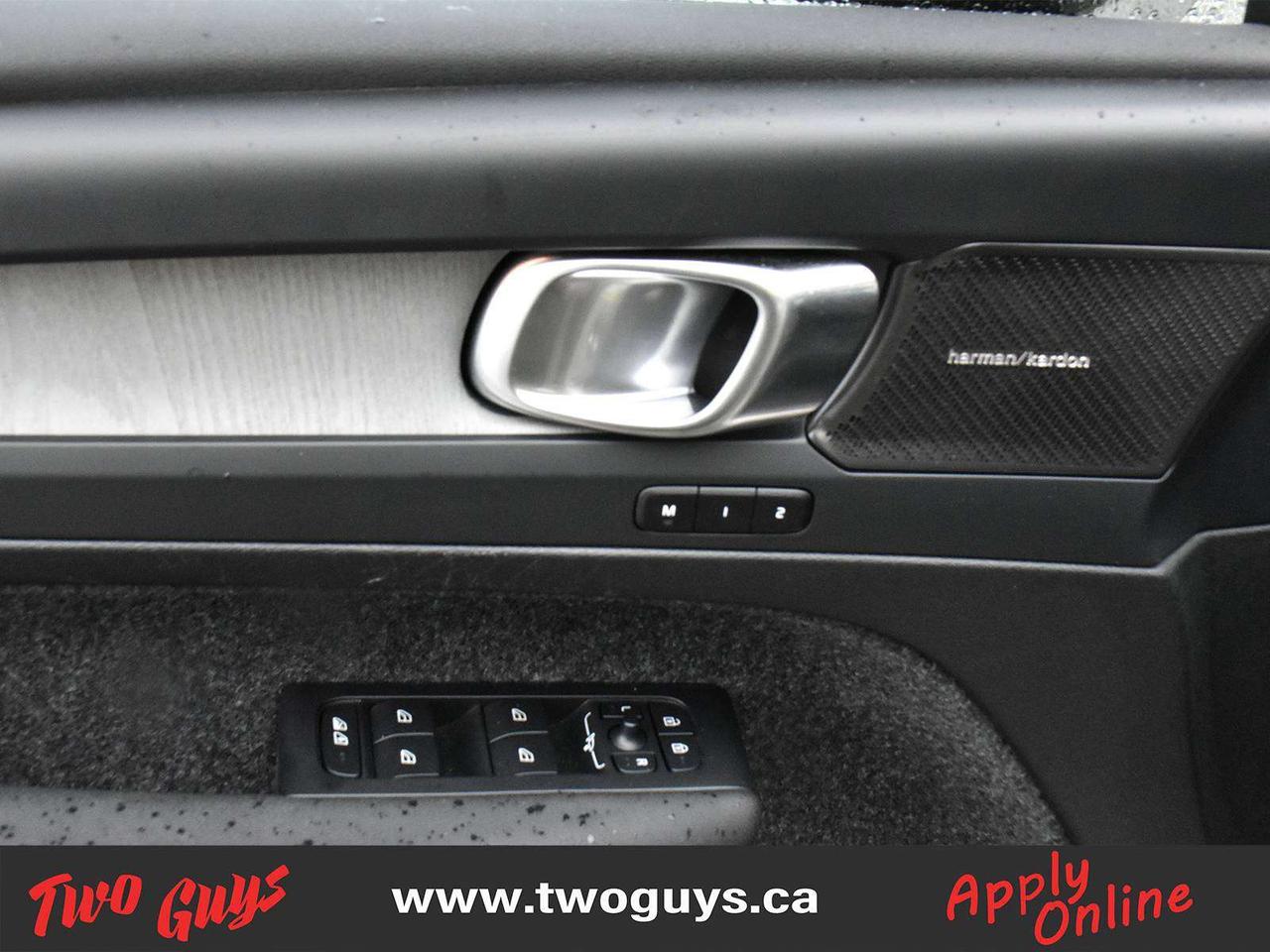 2025 Volvo XC40 Ultra Bright Theme AWD Leather Photo