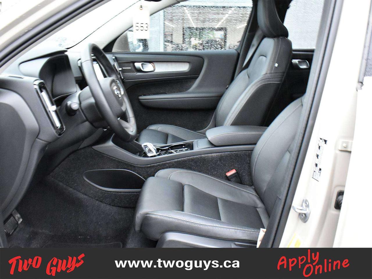 2025 Volvo XC40 Ultra Bright Theme AWD Leather Photo