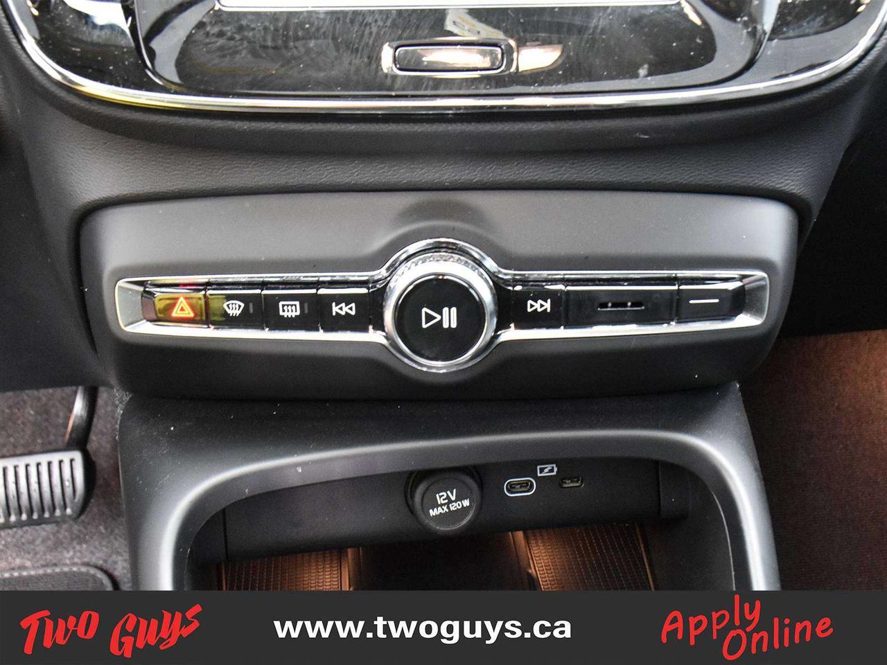 2025 Volvo XC40 Ultra Bright Theme AWD Leather Photo