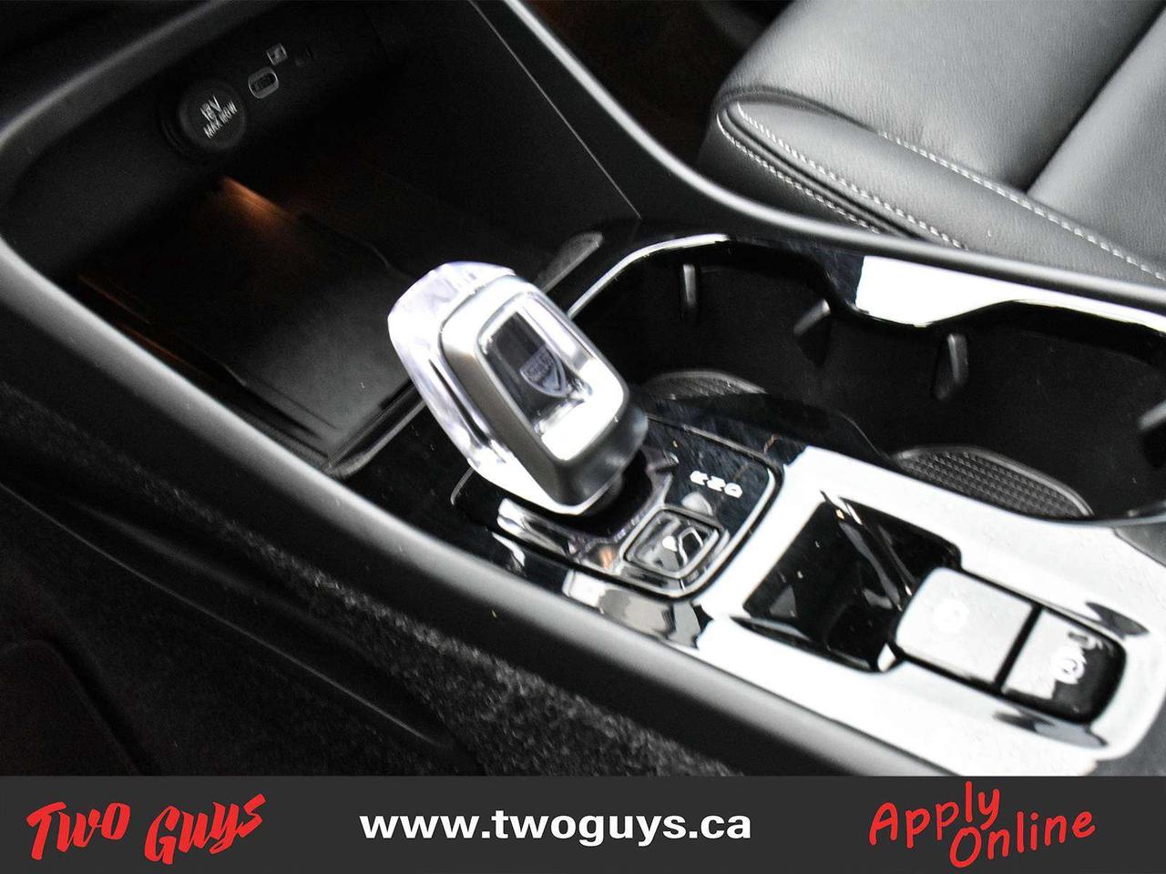2025 Volvo XC40 Ultra Bright Theme AWD Leather Photo