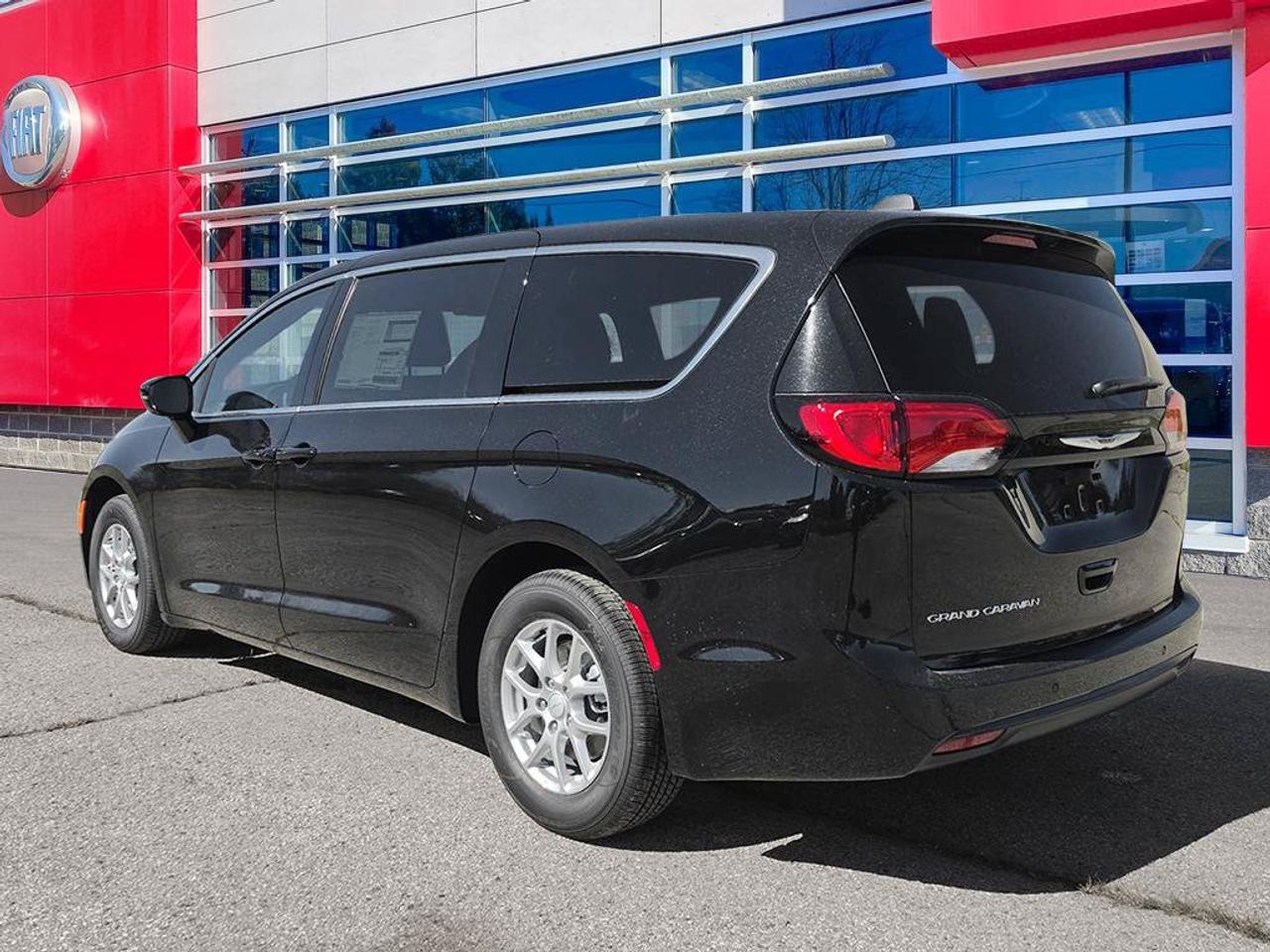 2027 Chrysler Grand Caravan SXT/POWER SLIDDING DOORS/ REMOTE START/HEATED SEATS AND STEERING WHEEL/ Photo
