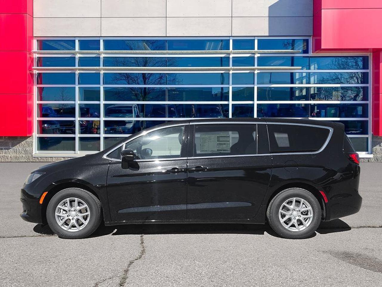 2027 Chrysler Grand Caravan SXT/POWER SLIDDING DOORS/ REMOTE START/HEATED SEATS AND STEERING WHEEL/ Photo