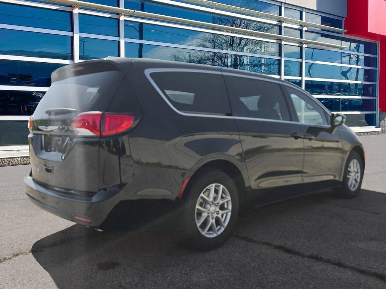 2027 Chrysler Grand Caravan SXT/POWER SLIDDING DOORS/ REMOTE START/HEATED SEATS AND STEERING WHEEL/ Photo