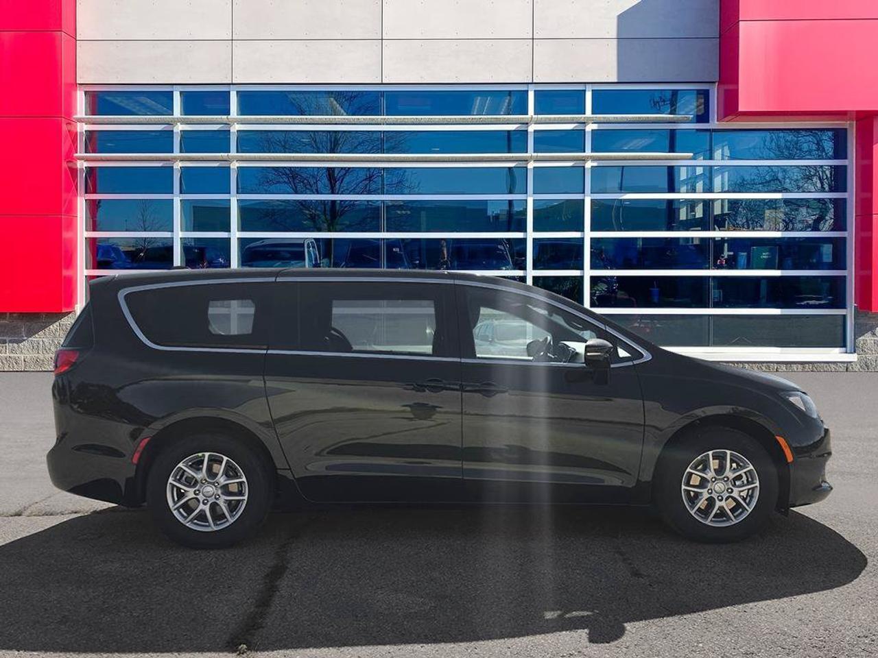 2027 Chrysler Grand Caravan SXT/POWER SLIDDING DOORS/ REMOTE START/HEATED SEATS AND STEERING WHEEL/ Photo