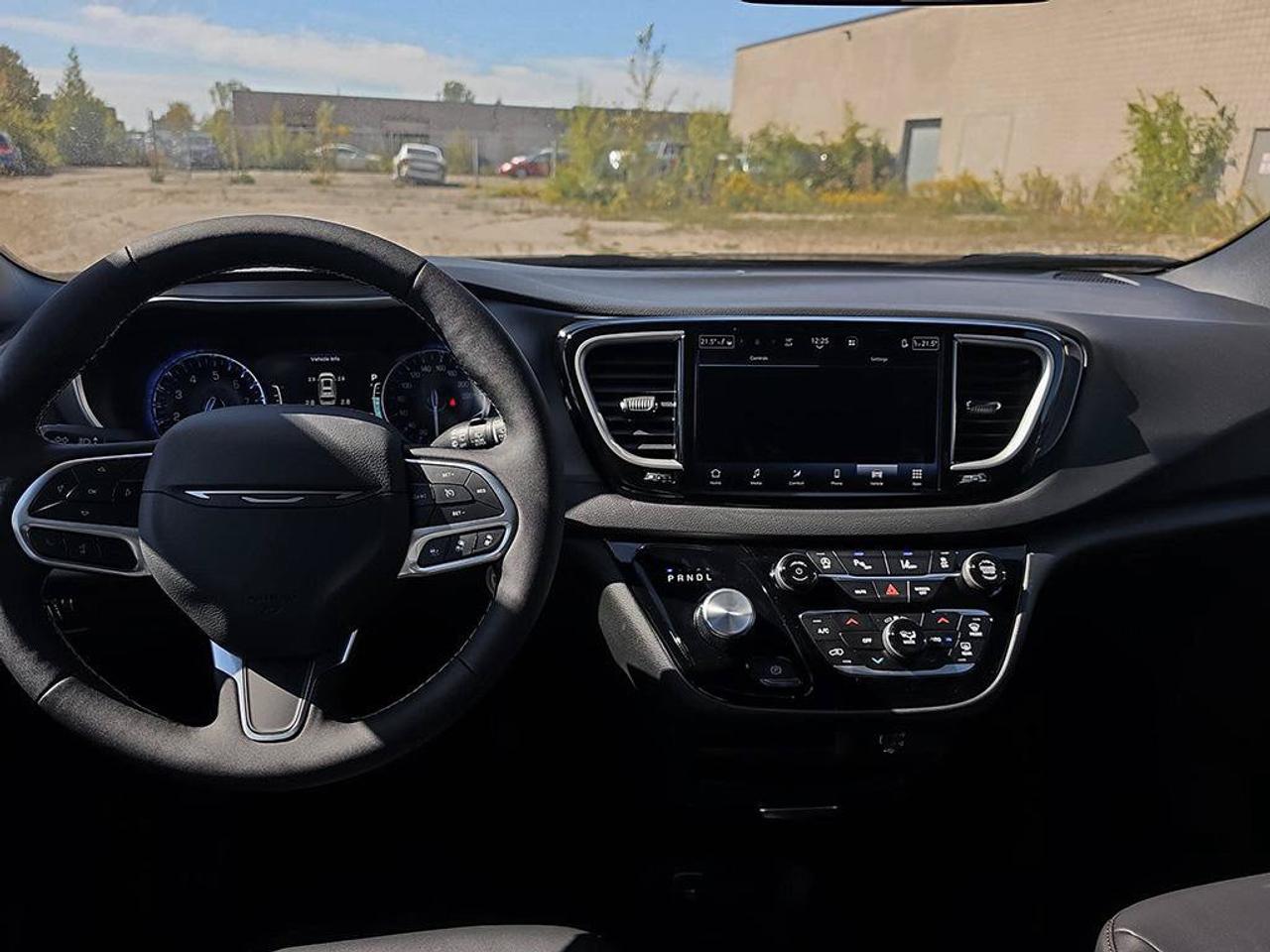2027 Chrysler Grand Caravan SXT/POWER SLIDDING DOORS/ REMOTE START/HEATED SEATS AND STEERING WHEEL/ Photo