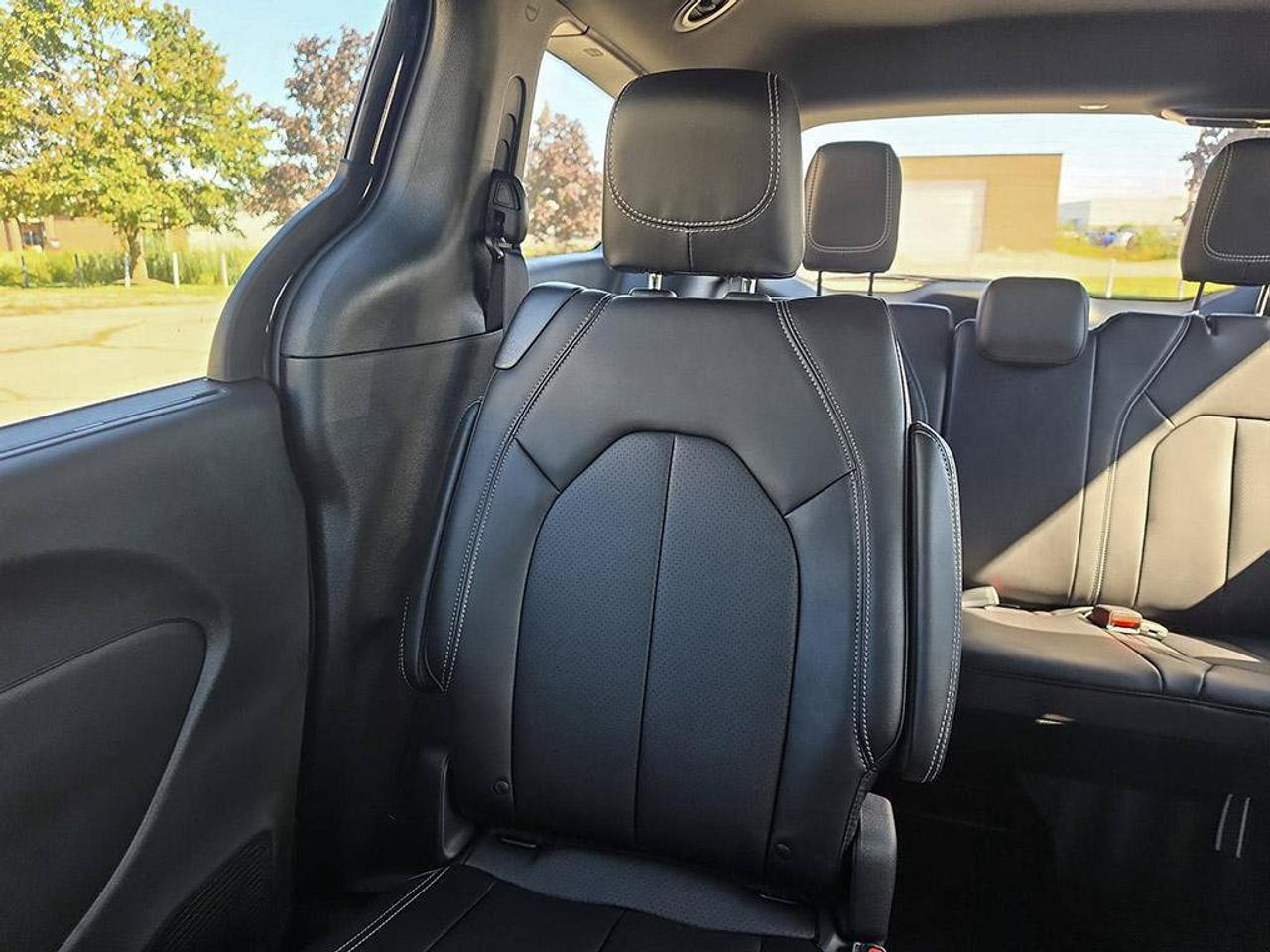 2027 Chrysler Grand Caravan SXT/POWER SLIDDING DOORS/ REMOTE START/HEATED SEATS AND STEERING WHEEL/ Photo