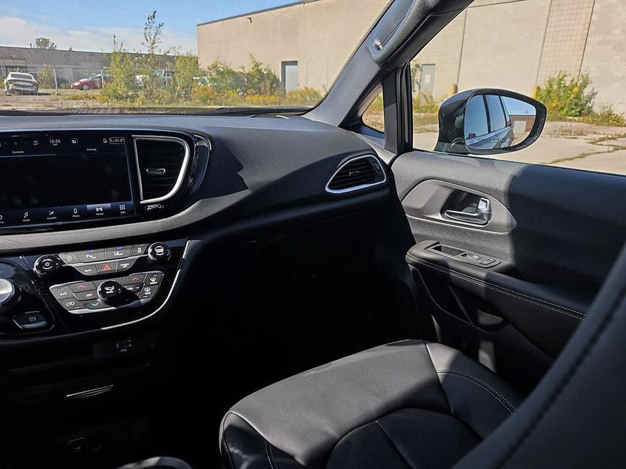 2027 Chrysler Grand Caravan SXT/POWER SLIDDING DOORS/ REMOTE START/HEATED SEATS AND STEERING WHEEL/ Photo