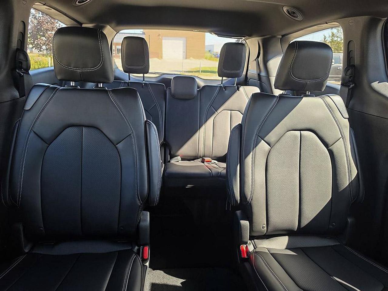 2027 Chrysler Grand Caravan SXT/POWER SLIDDING DOORS/ REMOTE START/HEATED SEATS AND STEERING WHEEL/ Photo