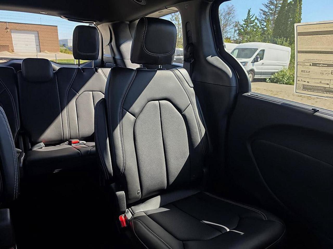 2027 Chrysler Grand Caravan SXT/POWER SLIDDING DOORS/ REMOTE START/HEATED SEATS AND STEERING WHEEL/ Photo