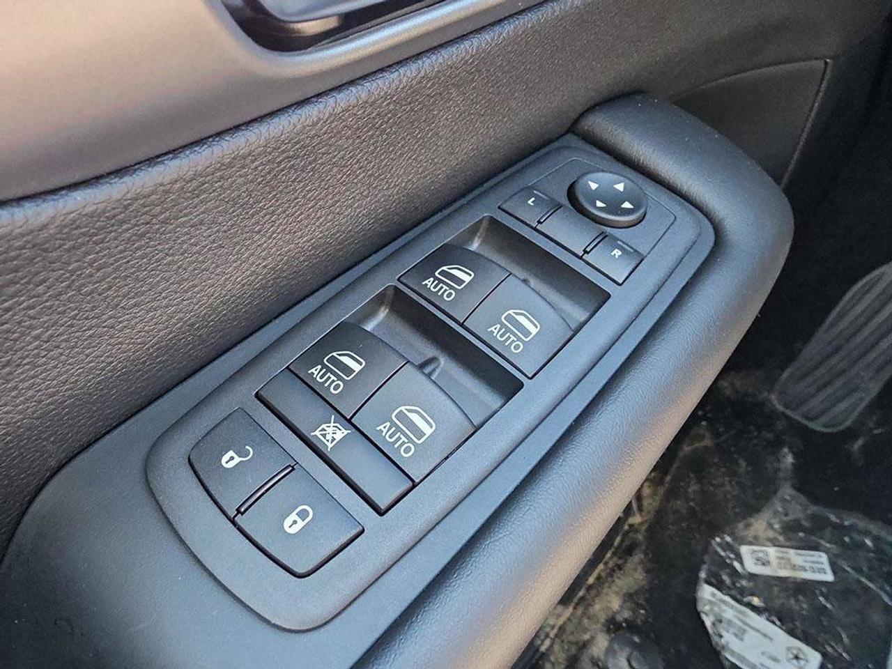 2027 Chrysler Grand Caravan SXT/POWER SLIDDING DOORS/ REMOTE START/HEATED SEATS AND STEERING WHEEL/ Photo
