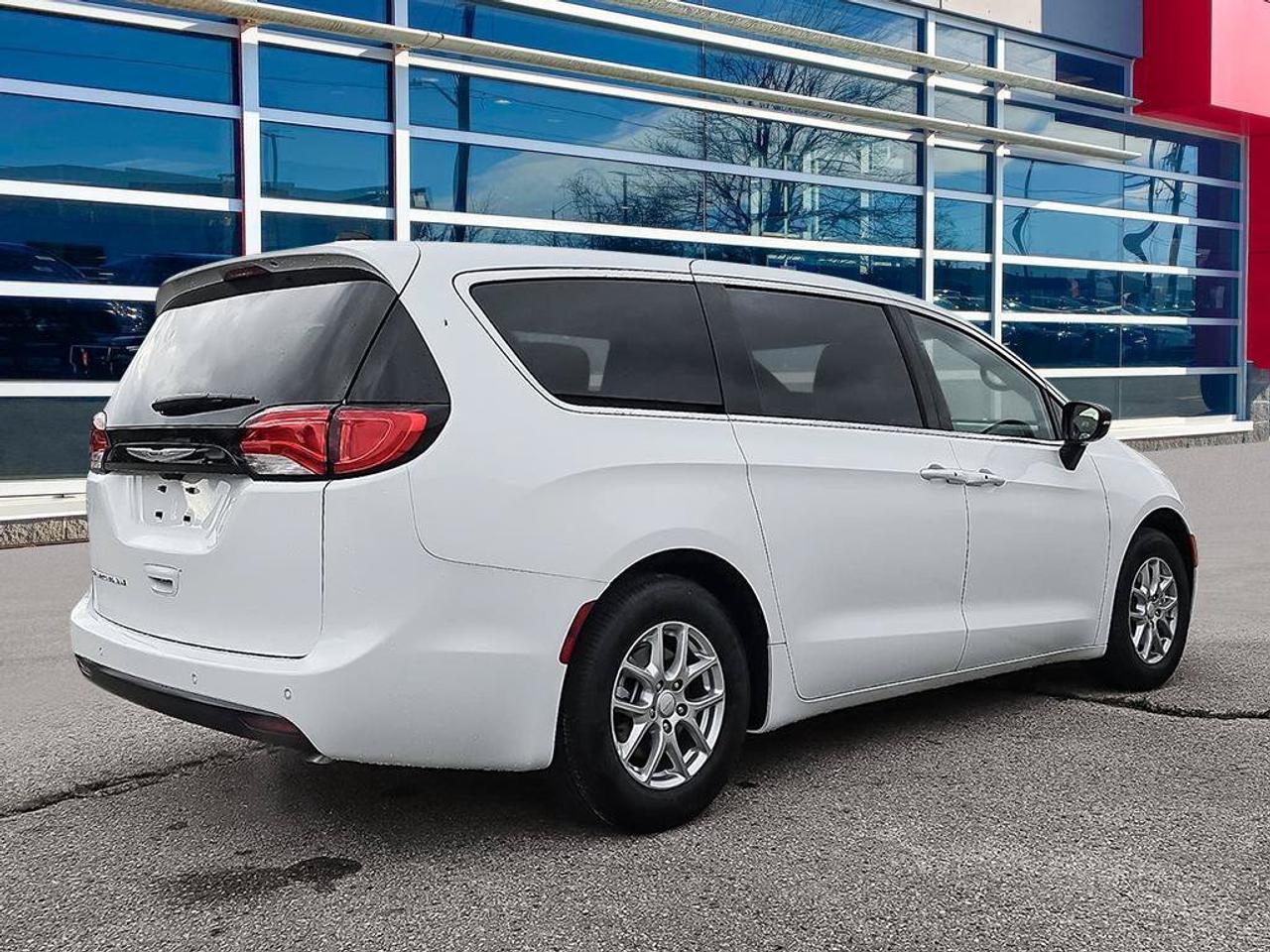 2027 Chrysler Grand Caravan SXT/POWER SLIDDING DOORS/ REMOTE START/HEATED SEATS AND STEERING WHEEL/ Photo
