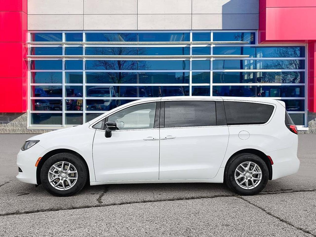 2027 Chrysler Grand Caravan SXT/POWER SLIDDING DOORS/ REMOTE START/HEATED SEATS AND STEERING WHEEL/ Photo1