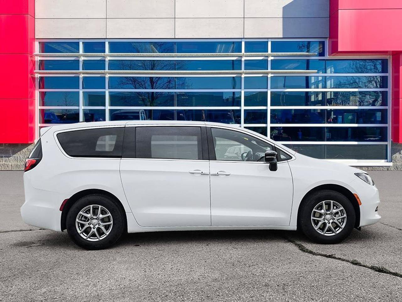 2027 Chrysler Grand Caravan SXT/POWER SLIDDING DOORS/ REMOTE START/HEATED SEATS AND STEERING WHEEL/ Photo