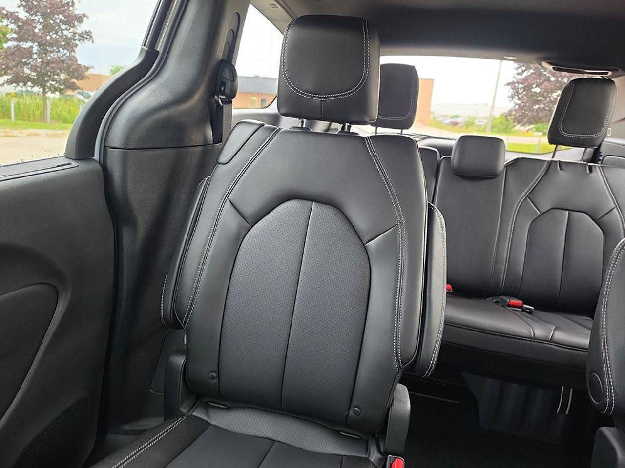 2027 Chrysler Grand Caravan SXT/POWER SLIDDING DOORS/ REMOTE START/HEATED SEATS AND STEERING WHEEL/ Photo