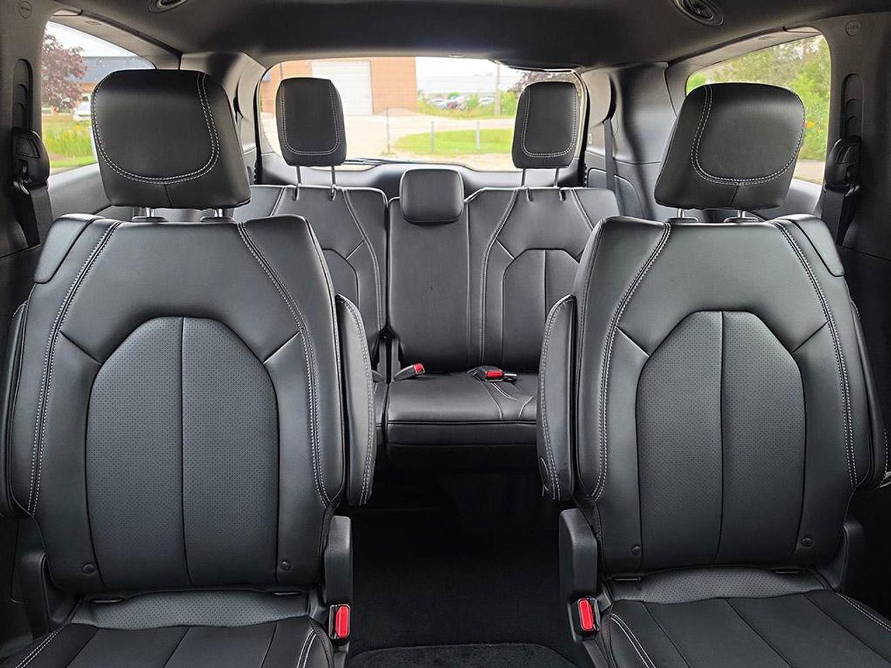 2027 Chrysler Grand Caravan SXT/POWER SLIDDING DOORS/ REMOTE START/HEATED SEATS AND STEERING WHEEL/ Photo