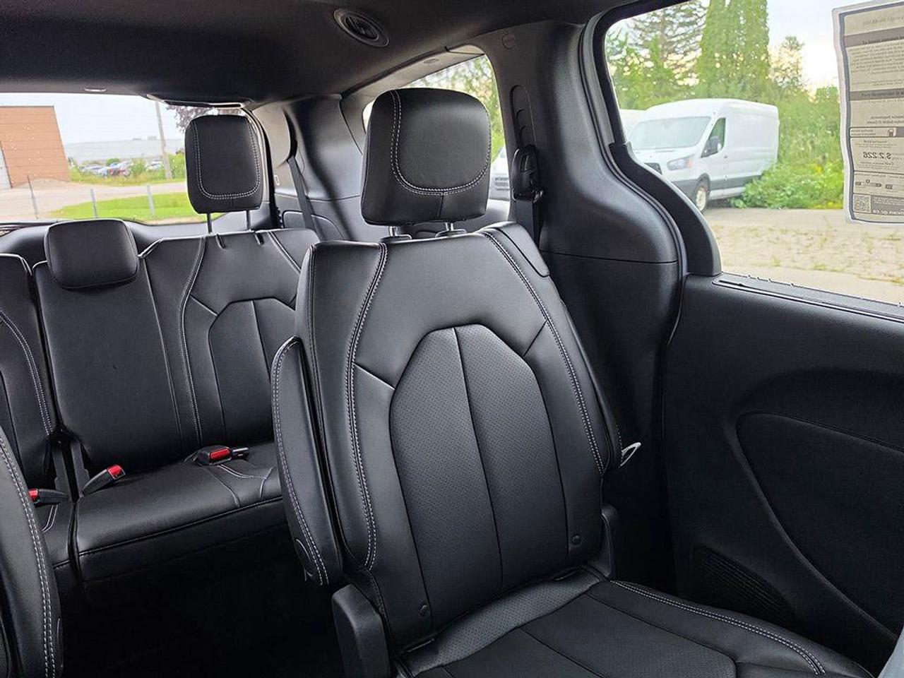 2027 Chrysler Grand Caravan SXT/POWER SLIDDING DOORS/ REMOTE START/HEATED SEATS AND STEERING WHEEL/ Photo