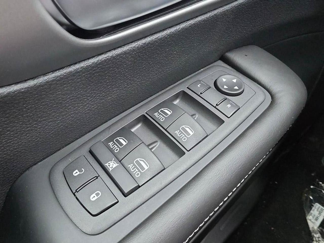 2027 Chrysler Grand Caravan SXT/POWER SLIDDING DOORS/ REMOTE START/HEATED SEATS AND STEERING WHEEL/ Photo