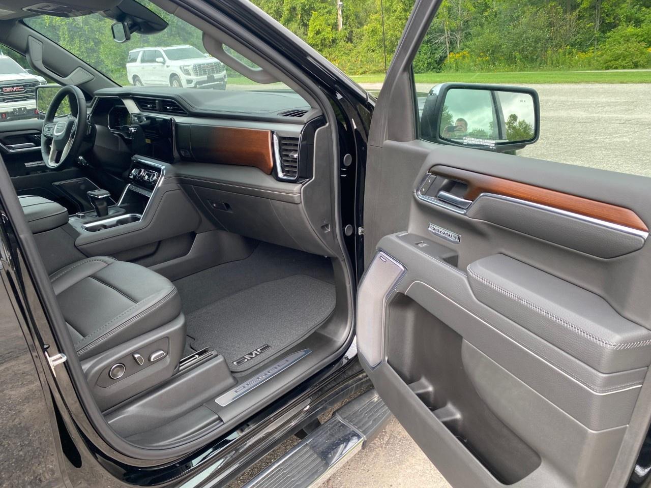 2025 GMC Sierra 1500 Crew Cab Standard Box 4-Wheel Drive Denali Photo