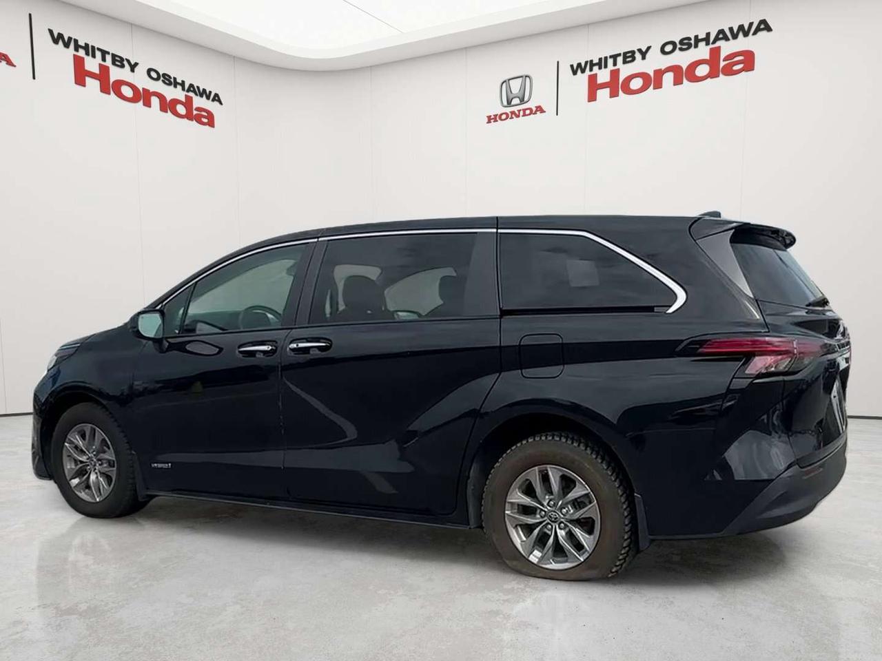 2021 Toyota Sienna XLE Photo3