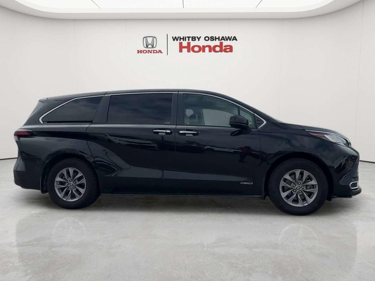 2021 Toyota Sienna XLE Photo