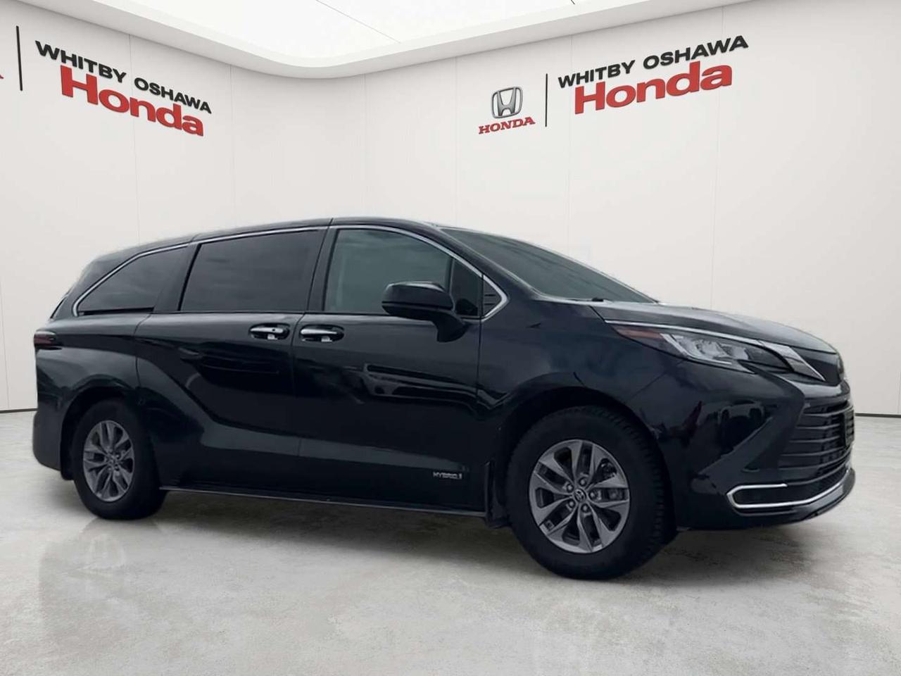 2021 Toyota Sienna XLE Photo