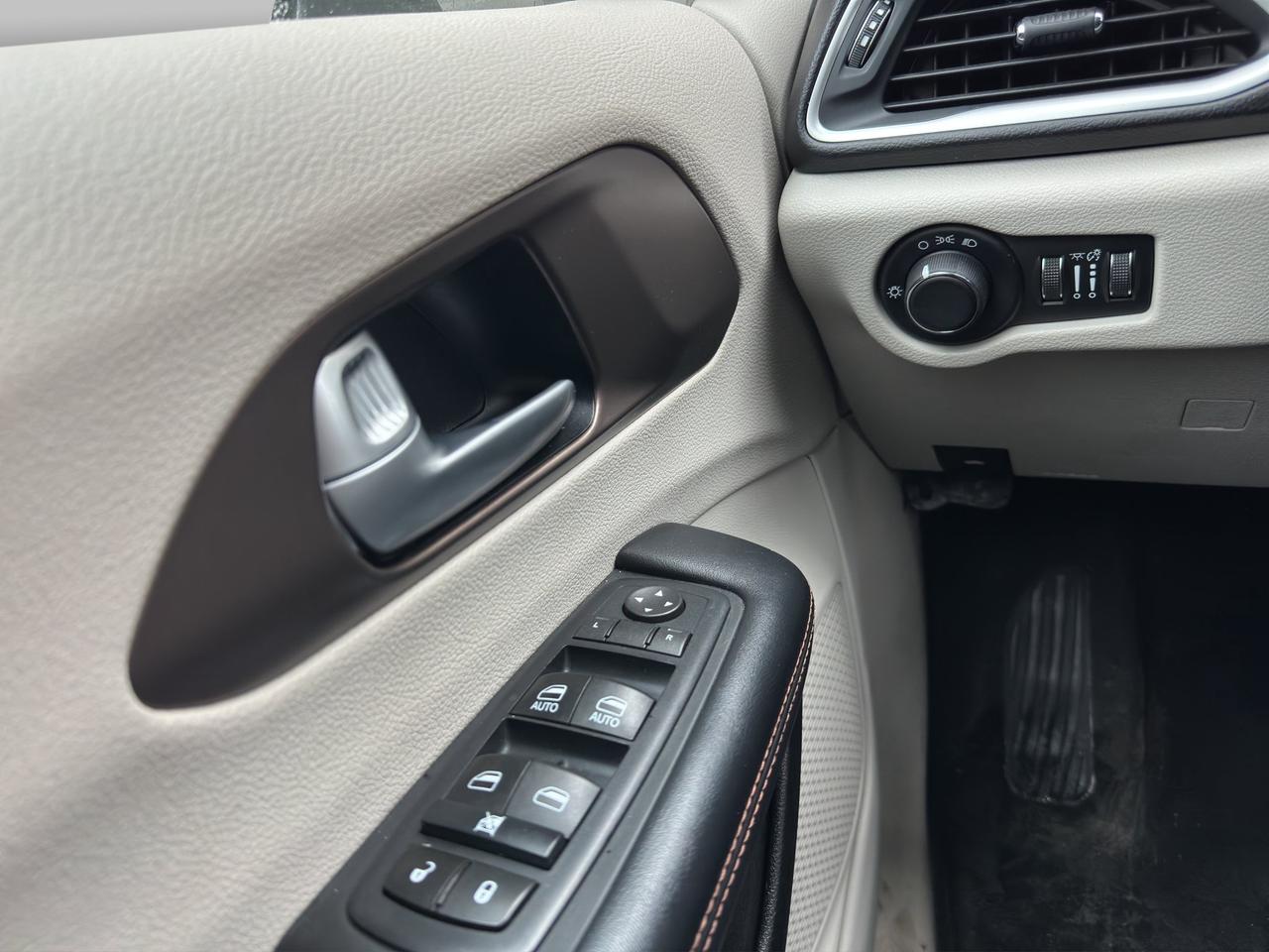 2017 Chrysler Pacifica LX | Keyless Entry & Start | Traction & Stability Control Photo