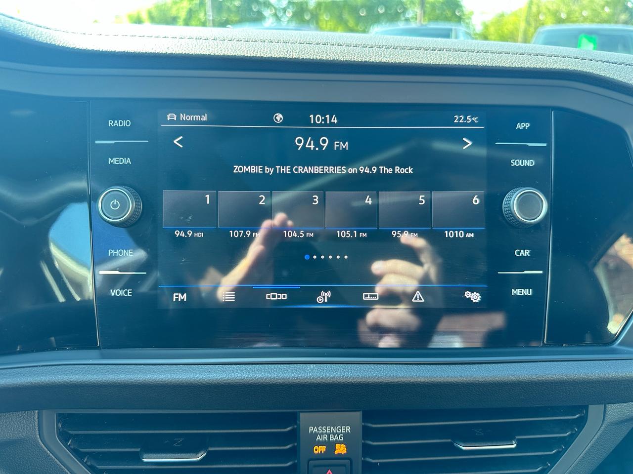 2023 Volkswagen Jetta Comfortline HTD-LTHR Sunroof XM CarPlay RvCam A/C Photo