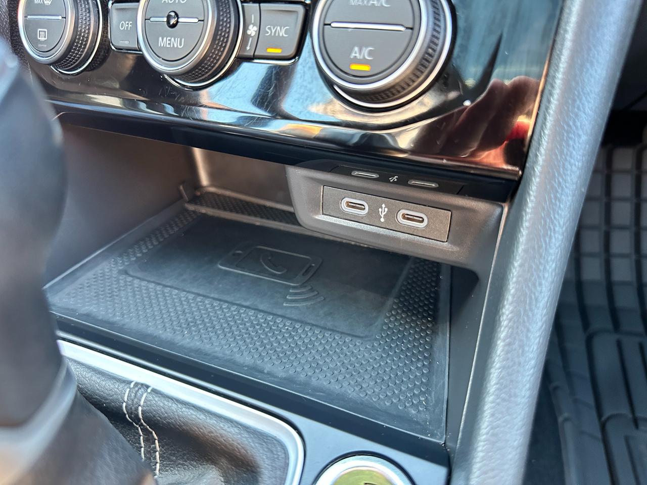 2023 Volkswagen Jetta Comfortline HTD-LTHR Sunroof XM CarPlay RvCam A/C Photo