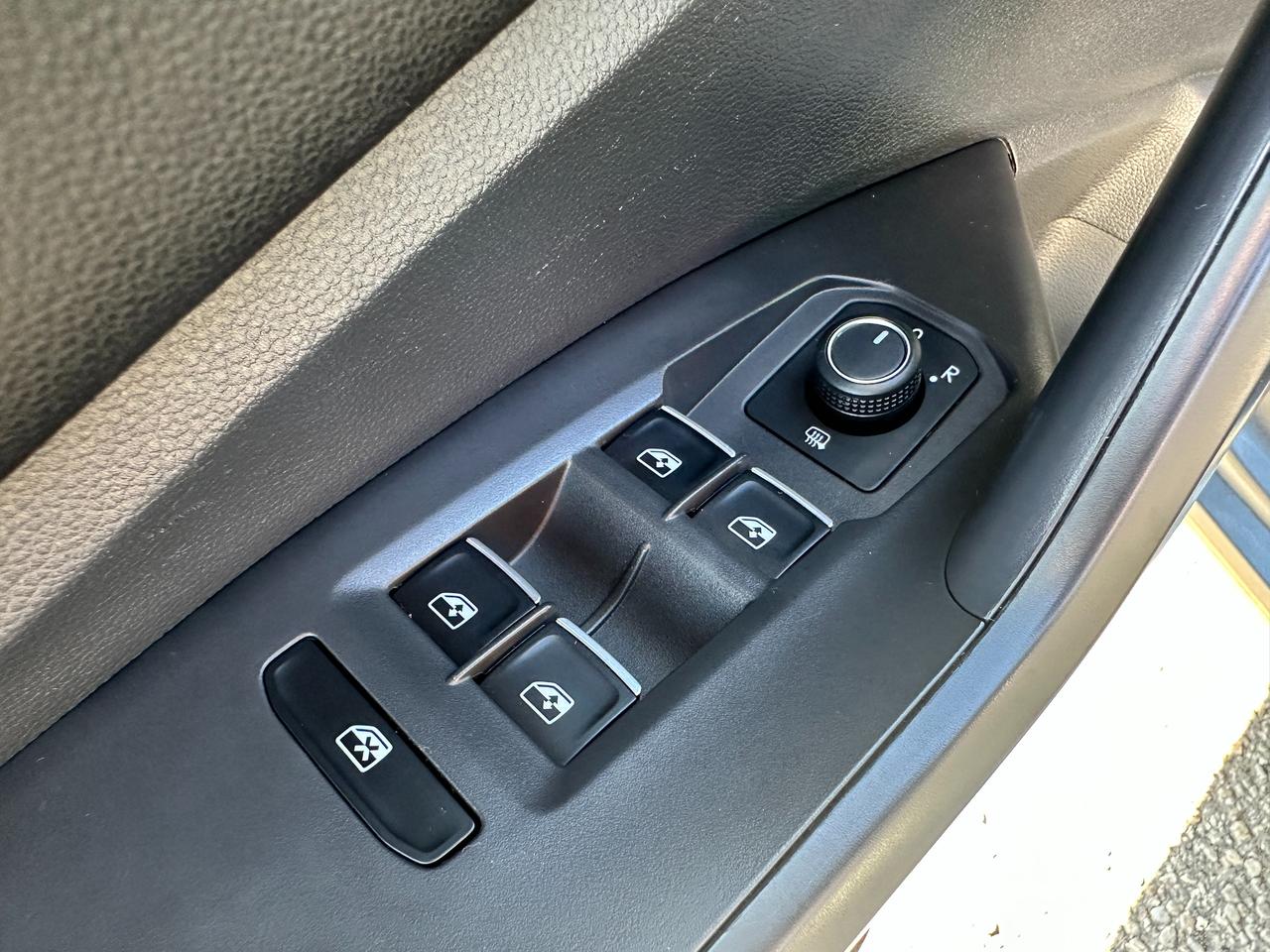 2023 Volkswagen Jetta Comfortline HTD-LTHR Sunroof XM CarPlay RvCam A/C Photo