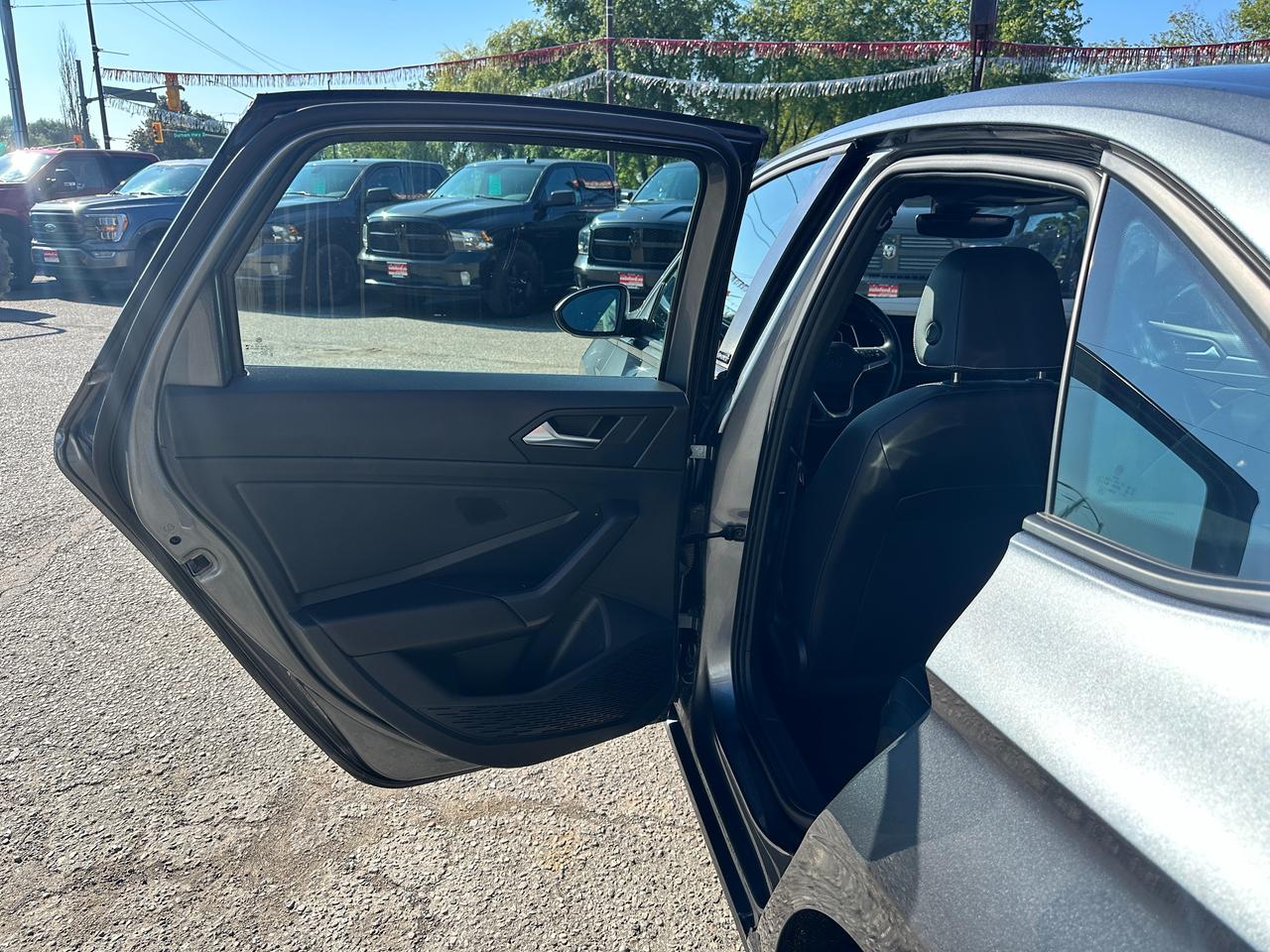 2023 Volkswagen Jetta Comfortline HTD-LTHR Sunroof XM CarPlay RvCam A/C Photo