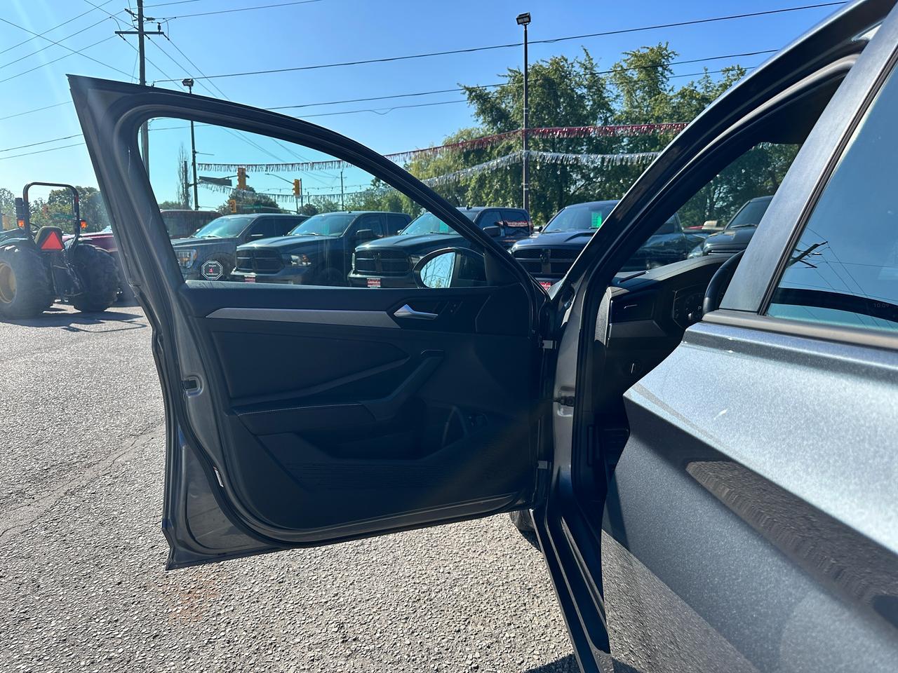 2023 Volkswagen Jetta Comfortline HTD-LTHR Sunroof XM CarPlay RvCam A/C Photo