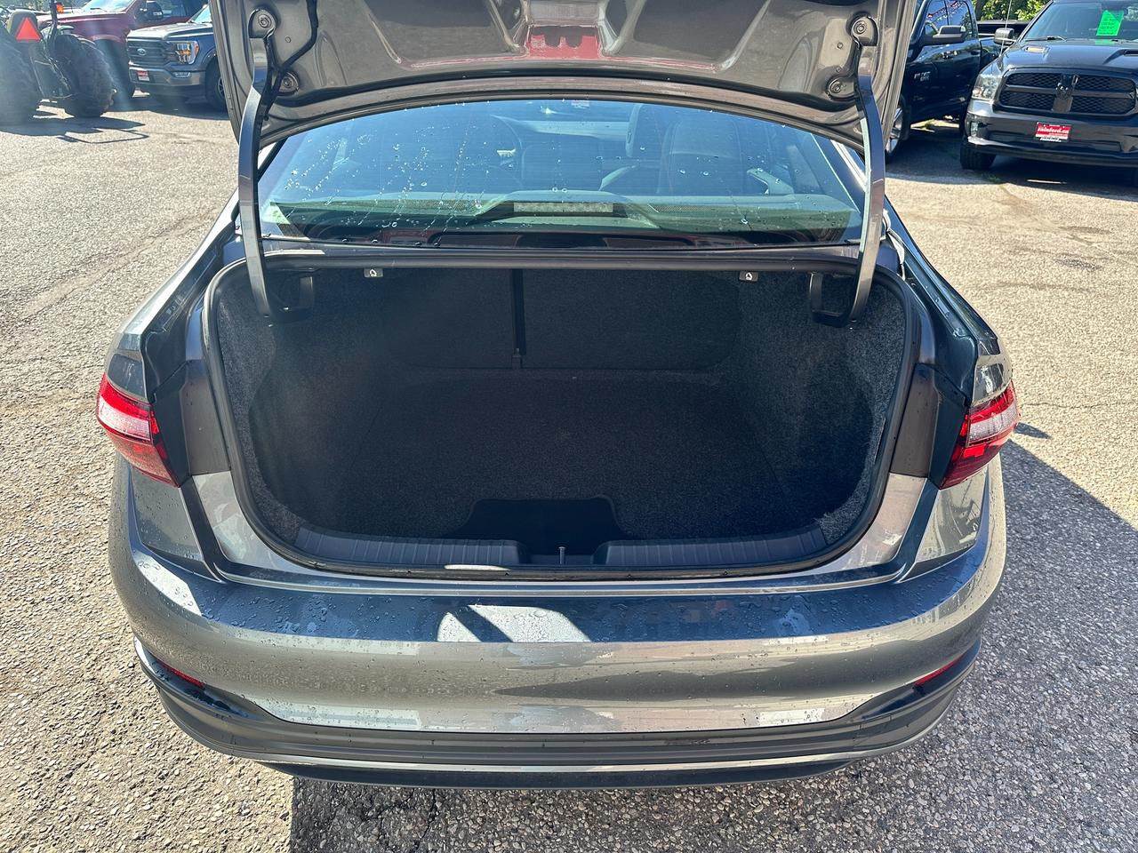 2023 Volkswagen Jetta Comfortline HTD-LTHR Sunroof XM CarPlay RvCam A/C Photo