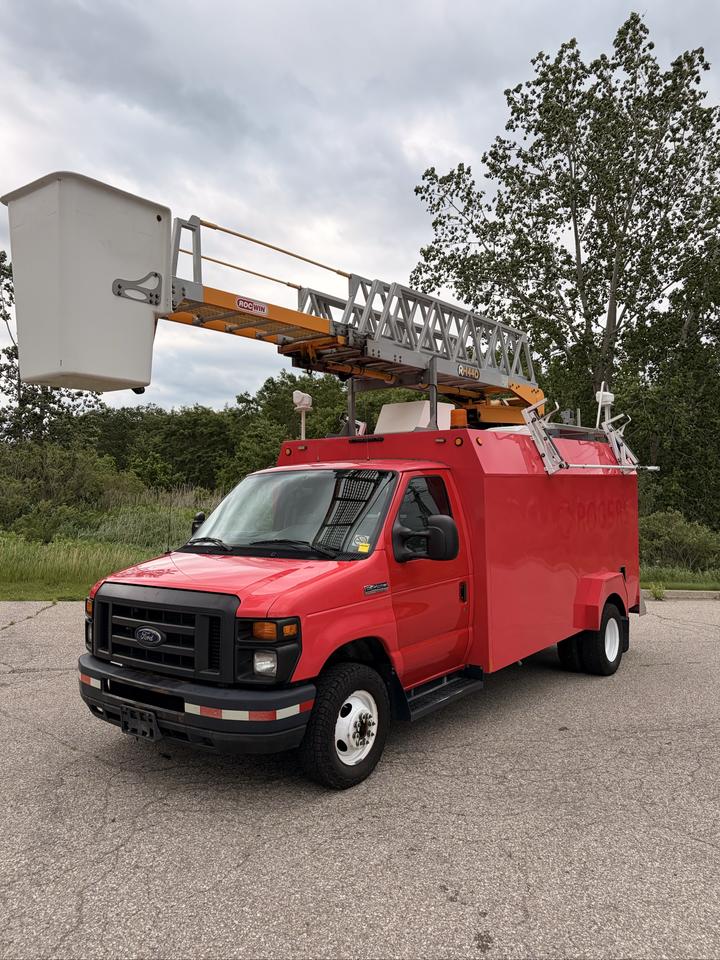2015 Ford E450 Super Duty Bucket van - Photo #1