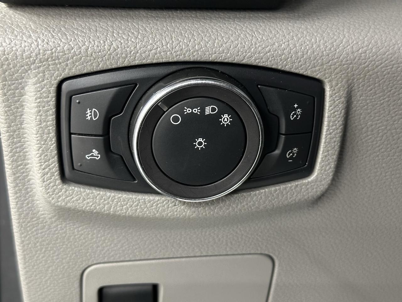 2018 Ford F-150 XLT 4WD SuperCrew 5.5' Box Photo11