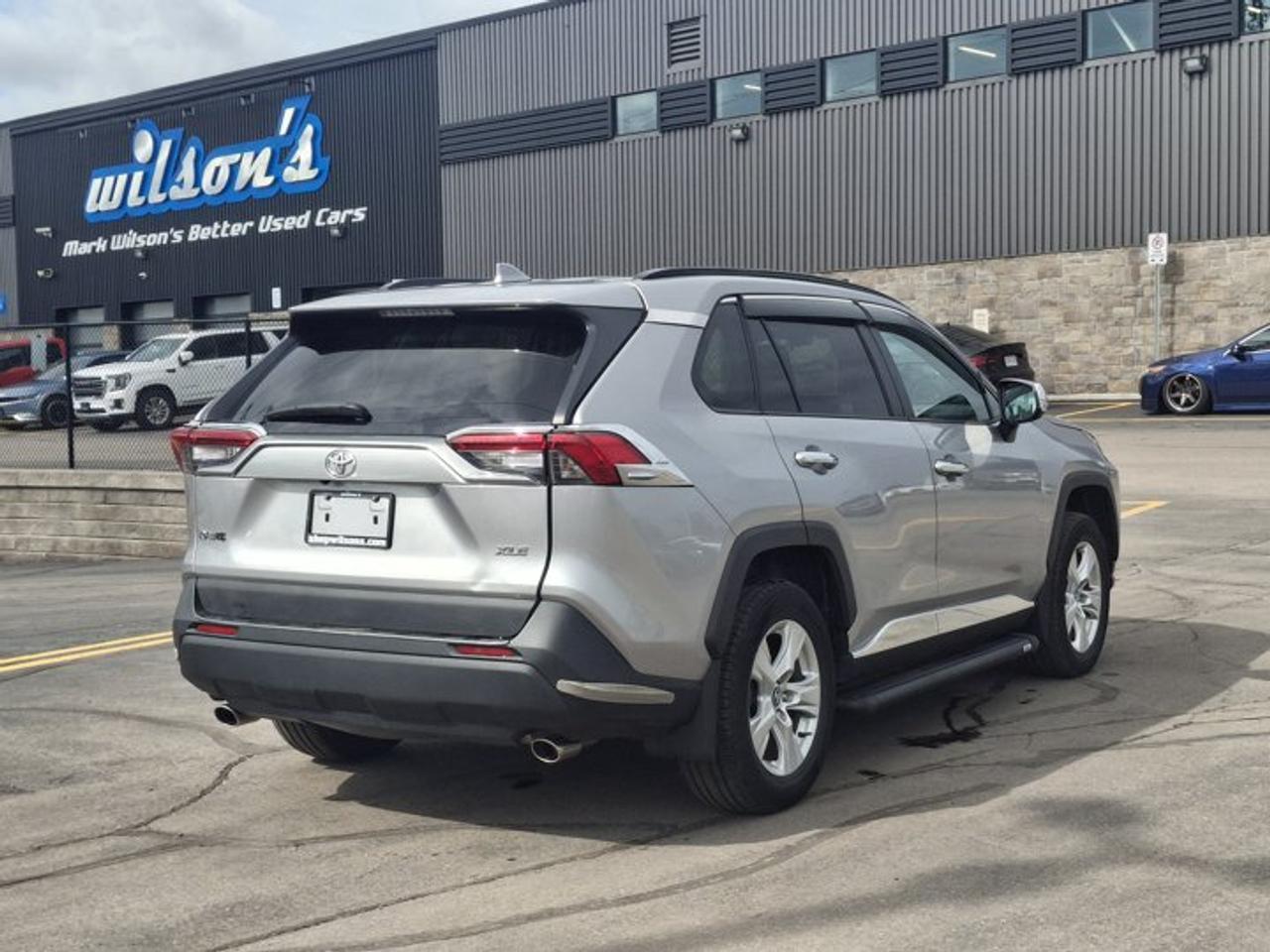 2019 Toyota RAV4 XLE | Sunroof | Heated Seats + Steering | Power Liftgate | Apple CarPlay | Rear Cam and More ! Photo