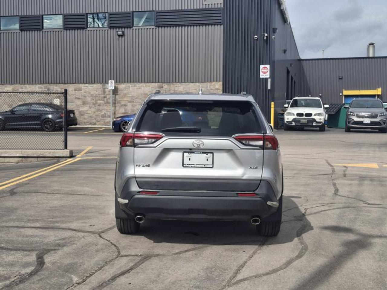 2019 Toyota RAV4 XLE | Sunroof | Heated Seats + Steering | Power Liftgate | Apple CarPlay | Rear Cam and More ! Photo